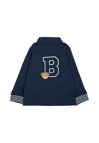 Maglione blu navy con colletto, caratterizzato da una lettera "B" bianca e un'applicazione di un orso sul retro. I polsini a righe aggiungono un tocco di dettaglio.