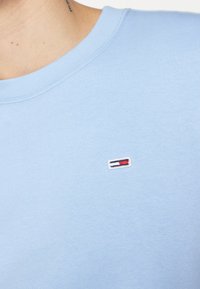 Tommy Jeans REGULAR C NECK - Sportska majica - moderate blue