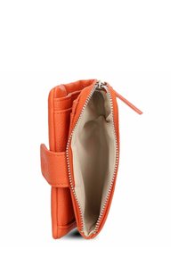 Compact oranje leren portemonnee met zilveren ritssluiting open, beige binnenkant zichtbaar, en een drukknoopzakje aan de zijkant.