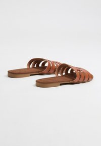 INSIDE Sandalias planas - marron