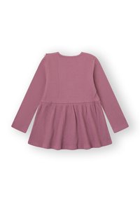 Vestido de manga larga en tejido acanalado, color malva suave, falda acampanada, escote redondo y detalle de cierre con botones en la espalda.