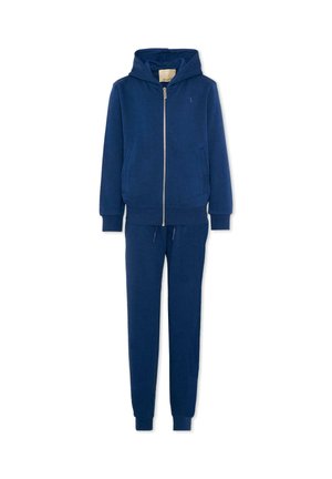 Granatowa bluza z kapturem z polaru z zamkiem z przodu oraz dopasowane spodnie dresowe ze sznurkiem w talii i ściągaczami przy kostkach.