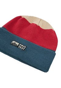 Gorro de punto con un diseño en bloques de color rojo, beige y azul. Presenta una etiqueta de logo negra con un gráfico de montaña. Material suave y texturizado.