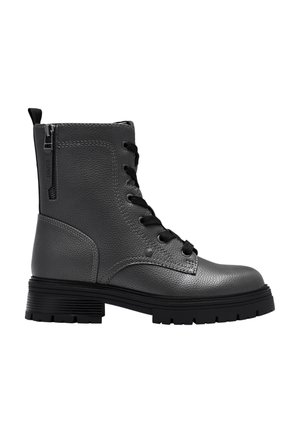 Bottine noire en cuir à lacets avec fermeture éclair latérale, semelle épaisse et languette à l'arrière, vue du côté extérieur.