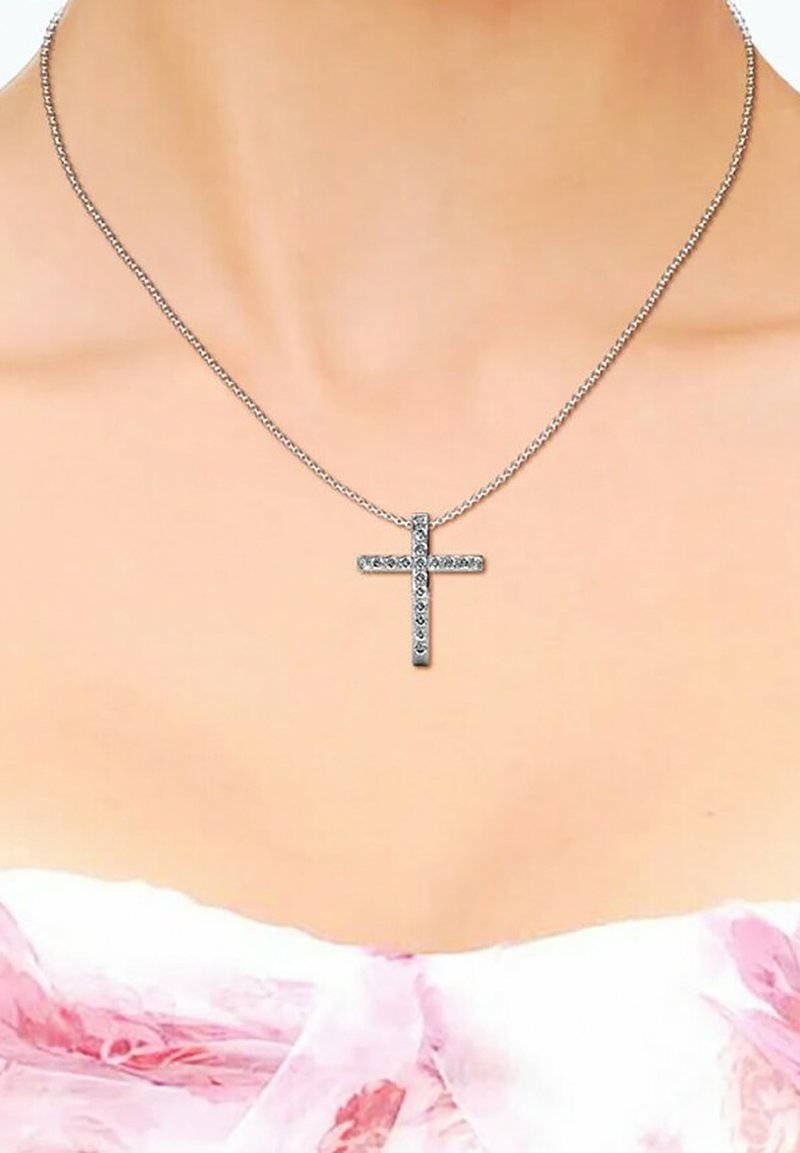 Collana in argento con pendente a forma di croce decorato con strass trasparenti, design semplice e texture metallica liscia.
