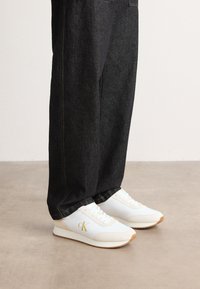 Non sélectionné, bright white/creamy white/lead