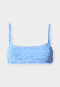 Κορυφή μπικίνι ανοιχτού μπλε χρώματος με υφασμένους κυματιστούς σχεδιασμούς, ρυθμιζόμενους ιμάντες και κούμπωμα στην πλάτη, σε απλό φόντο.