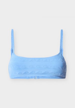 Šviesiai mėlynas bikini viršus su tekstūruotais bangų raštais, reguliuojamomis petnešėlėmis ir užsegimu nugaroje, ant vienspalvio fono.