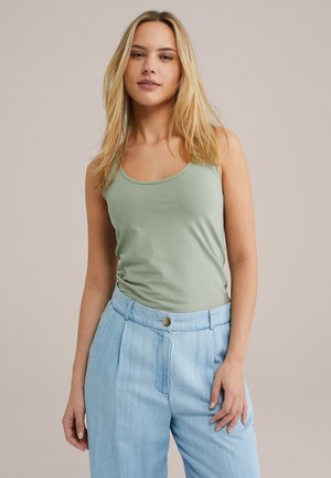 Top din bumbac verde, fără mâneci, cu decolteu rotund, asociat cu o pereche de pantaloni evazați, din bumbac ușor albastru, cu talie înaltă și pliuri, având închidere cu un buton frontal.