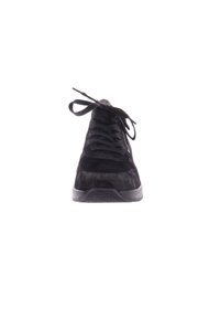 Zwarte suede sneaker met een ronde neus, vetersluiting aan de voorkant en een textuurzool. Kenmerkt zich door een glad accent en subtiele stiksels.