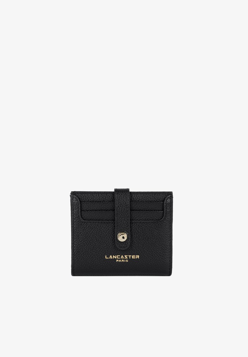 Portefeuille en cuir noir texturé avec sangle à pression et logo doré Lancaster Paris sur le devant, montrant des emplacements horizontaux pour cartes.