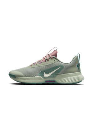 Vue latérale d'une chaussure de trail Nike en vert discret avec des lacets roses, un swoosh blanc, une semelle texturée et un logo cactus sur le talon.