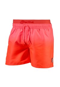 Shorts de bain rouges avec un effet de dégradé, taille élastique, cordon de serrage et étiquette de marque sur le côté. Fabriqués en tissu léger et lisse.