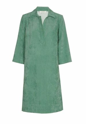 Groene corduroy jurk met een kraagnek, halve knoopsluiting en driekwart mouwen. Gelaagd stof met verticale strepen en een ontspannen pasvorm.