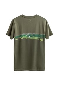 Olijfgroene katoenen t-shirt met korte mouwen. Beschikt over een grafisch landschapontwerp in groen en wit over de achterkant. Ronde halslijn.