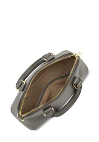 Sac à main en cuir gris avec un espace intérieur spacieux, détail de fermeture éclair dorée, poignées courtes et texture lisse. Pas de poches extérieures visibles.