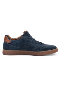 Sneaker in pelle scamosciata blu navy con un accento in pelle marrone. Presenta un profilo basso, punta rotonda e dettagli testurizzati lungo il lato.