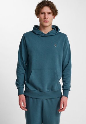 Teal katoenen hoodie met een trekkoordcapuchon, kangoeroezak, ribgebreide manchetten en zoom. Bevat een klein wit chevronlogo op de borst.