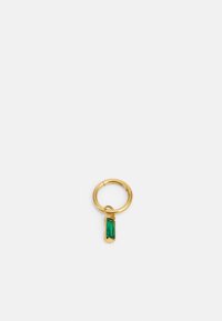 Colgante de aro dorado con una gema verde rectangular. La gema presenta un corte facetado, lo que realza su brillo contra el anillo metálico liso.