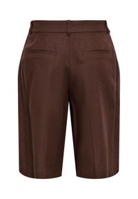 Short marron sur mesure avec passants de ceinture et deux poches passepoilées à l'arrière, vu de dos sur fond blanc.