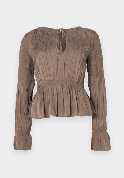 Barna peplum felső hosszú ujjakkal, vállán és mandzsettáin ráncolt díszítéssel, kulcslyuk nyakkivágással és texturált anyagból.