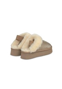 Pluszowe kapcie z beżowym sztucznym futrem w środku i teksturowanym złotym wierzchem. Posiadają solidną gumową podeszwę i pasek z tyłu dla wsparcia.
