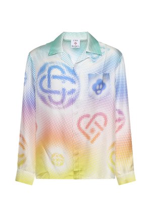 Camisa de manga larga con botones y degradado en tonos pastel de verde a amarillo, con patrones pixelados multicolores de corazones y círculos.