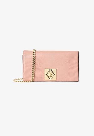 Pochette rectangulaire en cuir rose texturé avec bandoulière chaîne en or et fermoir carré en or présentant un motif géométrique découpé.
