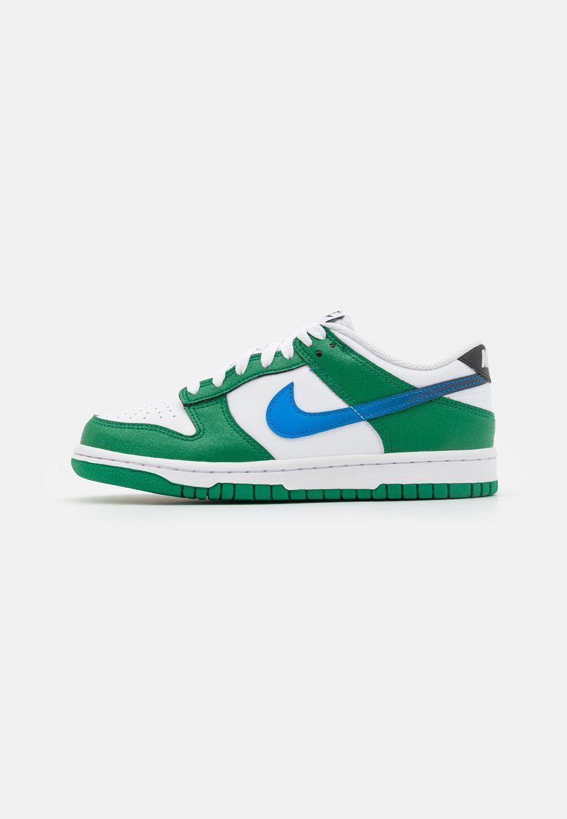 Sneaker Nike Dunk Low présentant un cuir vert, blanc et bleu avec une boîte à orteils perforée, un système de laçage et une semelle en caoutchouc.