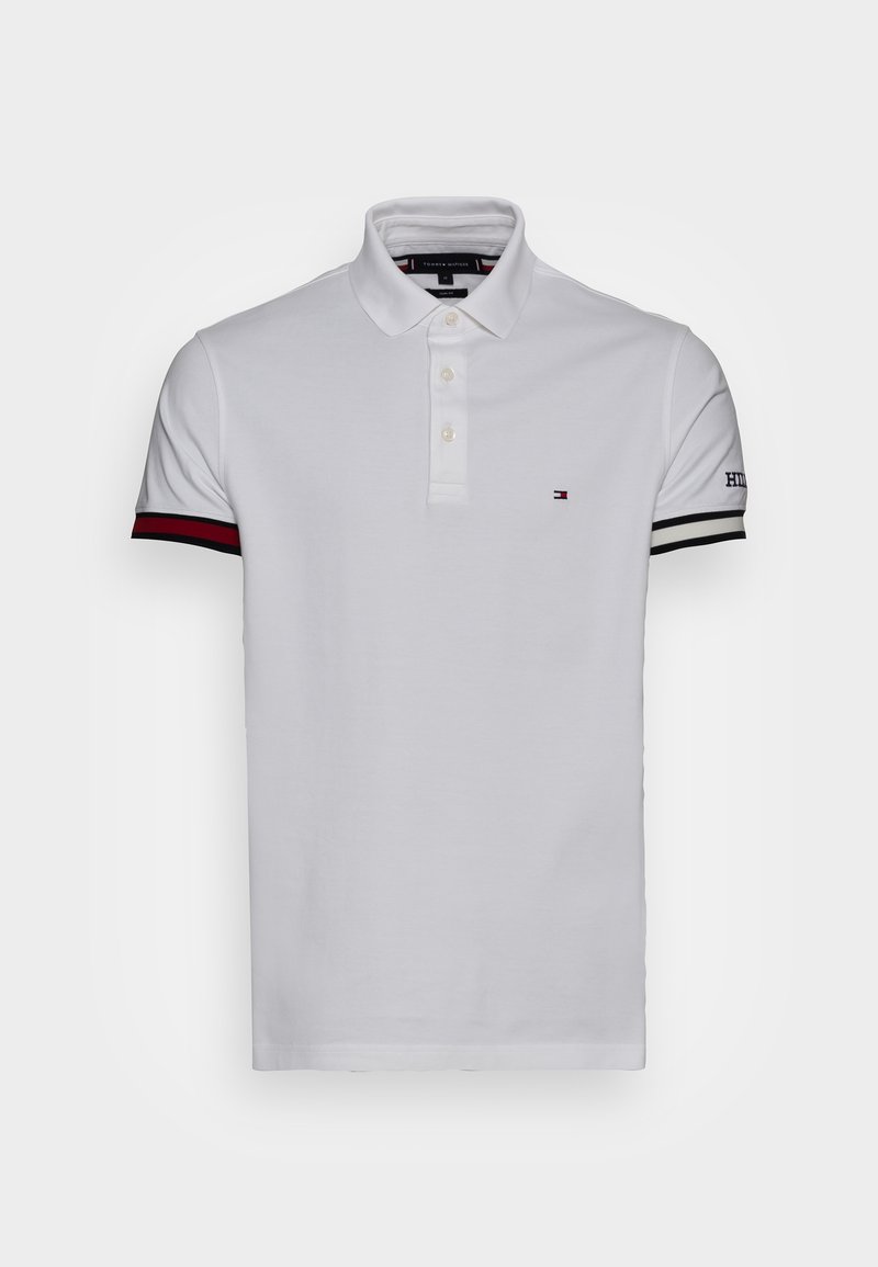 Polo en coton blanc avec un col à trois boutons, rayures horizontales rouge et marine sur les manches, et un petit logo sur la poitrine.