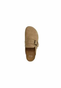 Chaussure slip-on en daim beige avec une large sangle dotée d'une boucle en métal. Bout arrondi et surface douce et texturée. Nom de la marque visible à l'intérieur.