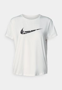 Bílý tričko s krátkým rukávem vyrobené z látky s hladkou texturou, na kterém se nachází černé abstraktní logo Nike swoosh přes hrudník.