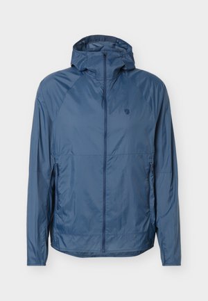 Geacă ușoară albastră cu glugă, fermoar frontal și buzunare laterale cu fermoar, concepută pentru purtare în exterior sau casual.