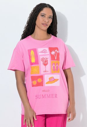 Kobieta nosząca różowy t-shirt z letnimi ikonami, w tym deską surfingową, muszlą, palmami, napojem, słońcem, klapkami, okularami przeciwsłonecznymi, kapeluszem i napisem „HELLO SUMMER”.