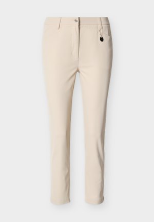 Μπεζ παντελόνι στενής γραμμής με εμπρόσθιο φερμουάρ, κλείσιμο με κουμπί, θηλιές για ζώνη και μια μικρή διακοσμητική αλυσίδα στην εμπρόσθια τσέπη.