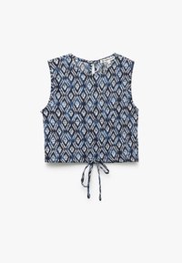 Top corto de patrón azul y blanco con cuello redondo, diseño sin mangas y una característica de lazo en la cintura. Presenta formas geométricas.