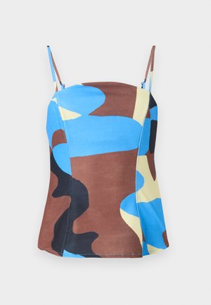 Dámsky tielko bez rukávov s tenkými ramienkami, obsahujúce nepravidelné abstraktné škvrny v modrej, hnedej, čiernej a bledozelenej na priliehavej siluete.
