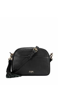 Czarna skórzana torba crossbody ma zaokrąglony kształt, złote elementy wykończenia oraz teksturowane wykończenie, z ozdobnym frędzlem po jednej stronie.