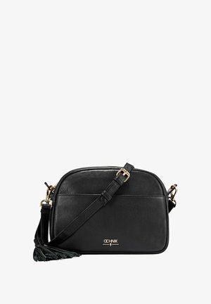 Czarna skórzana torba crossbody ma zaokrąglony kształt, złote elementy wykończenia oraz teksturowane wykończenie, z ozdobnym frędzlem po jednej stronie.