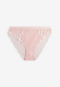 Rosa trosor med spetsdetaljer som har ett blommönster, en satinliknande framsida och vågiga kanter för extra textur och detalj.