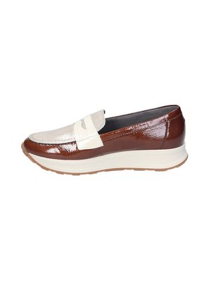 Mocasín de cuero marrón con un acabado brillante y una franja de acento beige claro, presentando una suela blanca baja y un diseño de punta redondeada.