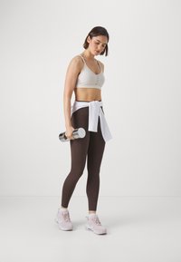 Nike Performance UNIVERSA - Leggingek - baroque brown/black