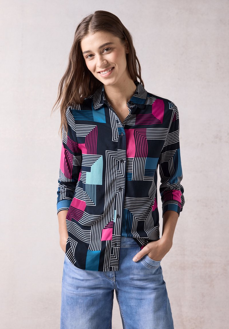 Camicia a maniche lunghe nera con motivi geometrici in rosa, blu e bianco. Collo classico e tessuto leggero.