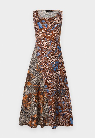 Αμάνικο φόρεμα σε σχήμα Α με ανάμεικτα λουλουδάτα και αφηρημένα σχέδια σε καφέ, μπλε, λευκούς και μαύρους τόνους.
