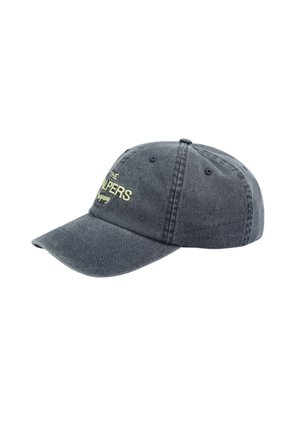 Gorra de béisbol de algodón gris oscuro con visera curva, que presenta texto amarillo bordado y ojales para transpirabilidad.