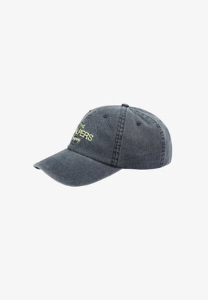 Gorra de béisbol de algodón gris oscuro con visera curva, que presenta texto amarillo bordado y ojales para transpirabilidad.