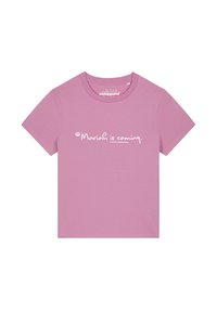 Lila T-shirt met korte mouwen en witte tekst "Mariah komt eraan." in een casual handgeschreven lettertype, gecentreerd op de voorkant.