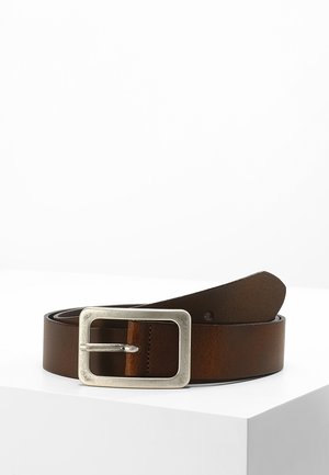 Ceinture en cuir marron avec une boucle en métal argenté de forme rectangulaire. La ceinture a une texture lisse et une extrémité effilée, avec des coutures soignées le long des bords.