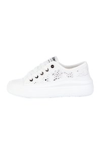 Białe sneakersy na sznurówki z teksturowaną cholewką, zaokrąglonym noskiem, płaską białą podeszwą i czarnymi oczkami do sznurówek.