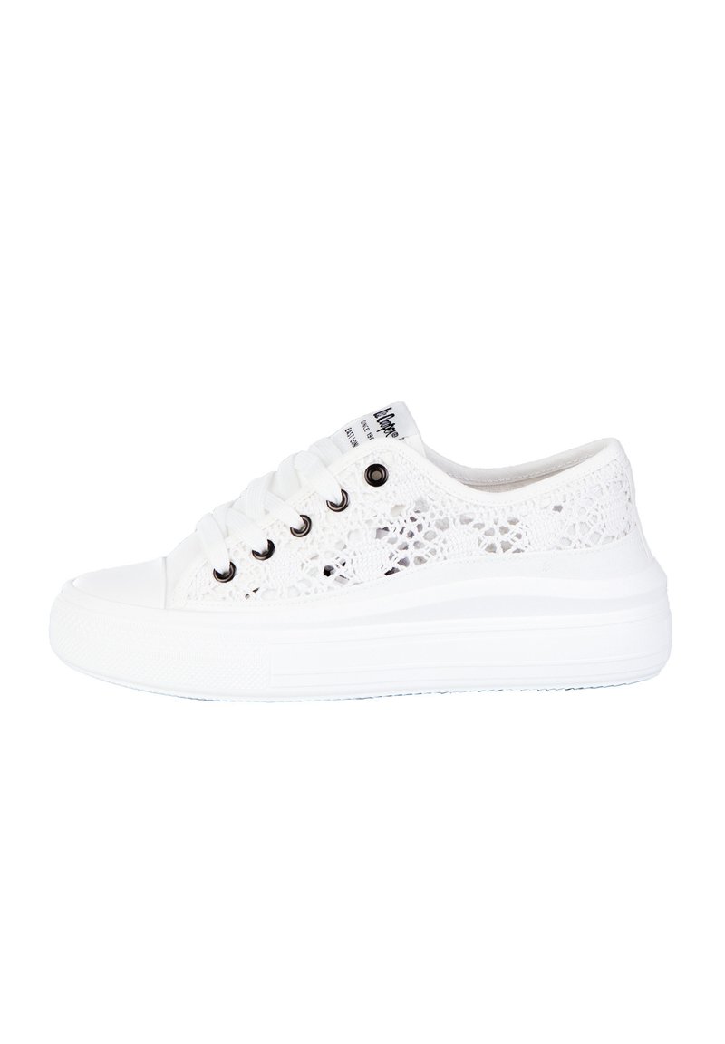 Białe sneakersy na sznurówki z teksturowaną cholewką, zaokrąglonym noskiem, płaską białą podeszwą i czarnymi oczkami do sznurówek.